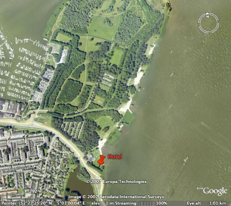 Plaats van het hotel op het Hemmeland